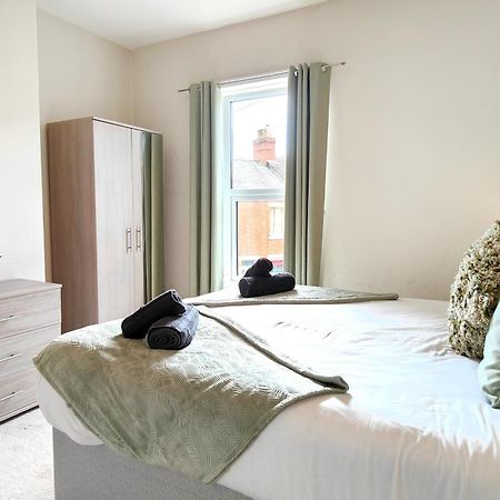 Douglas House, Near Hospital, Attractive And Comfy 2 Bedroom House With Enclosed Yard To Rear 卡莱尔 外观 照片