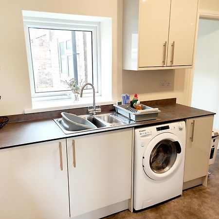 Douglas House, Near Hospital, Attractive And Comfy 2 Bedroom House With Enclosed Yard To Rear 卡莱尔 外观 照片