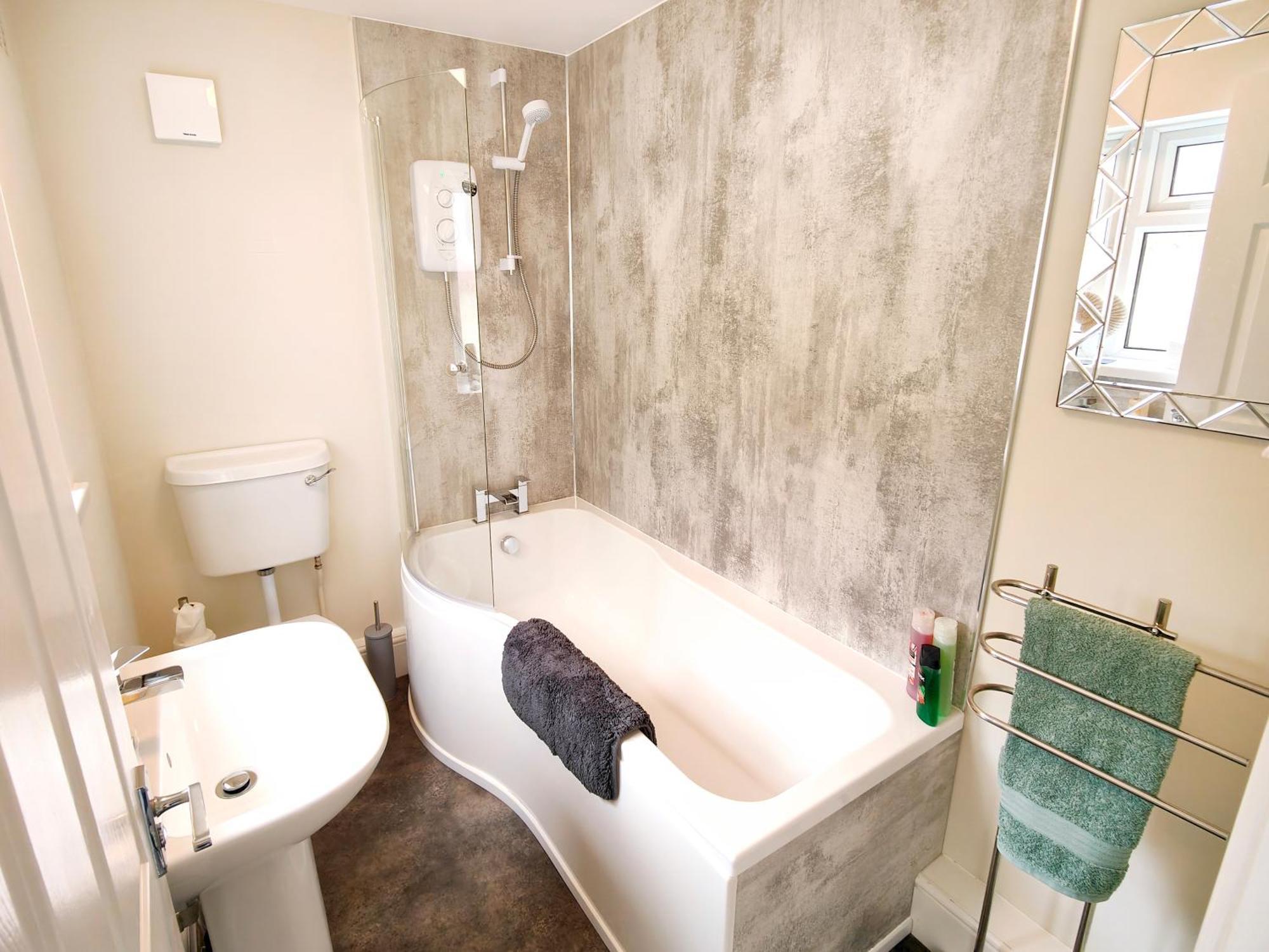 Douglas House, Near Hospital, Attractive And Comfy 2 Bedroom House With Enclosed Yard To Rear 卡莱尔 外观 照片